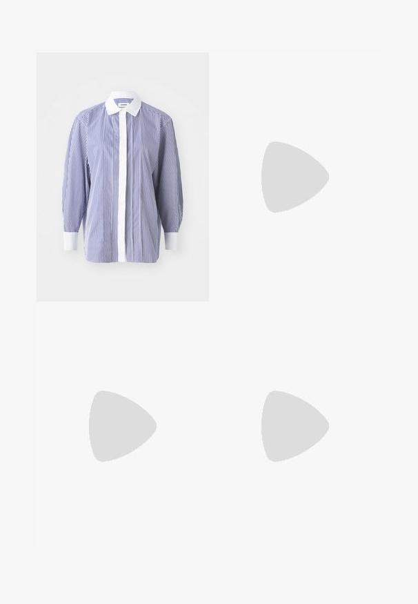 sandro Button-down blouse - bleu/blanc; White wide-leg trousers with a high waist, featuring a button closure and subtle stitching details. Made from cotton with a smooth texture.; Blue leather thong sandal with a flat sole, featuring a slim strap design and a buckle closure at the ankle for secure fit.; Cream leather handbag with a curved shape, featuring a gold hardware detail. The strap is attached with a metal clasp.