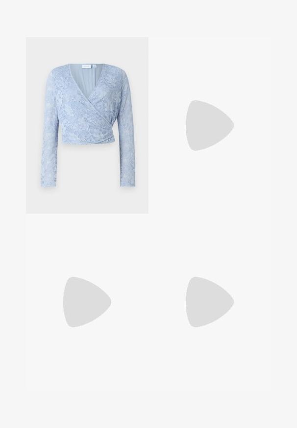 Lyseblå blondecropped topp med V-hals, lange ermer og innpakningsdesign. Har intrikate blomster mønstre og en glatt innerfôr.; Bredde bukser i mørk marineblå stoff med ribbet tekstur. Har en glatt midje og en luftig silhuett, som når midt på leggen.; Hvit kanvas sneakers med chunky såle, avrundet tå og fem hull for snøringer. Bakre tab for enkel påkledning. Glatt tekstur, minimalistisk design.; Blå frynset skjerf laget av myk stoff; har en ensfarget overflate med en teksturert overflate og jevnt klipte frynser nederst.