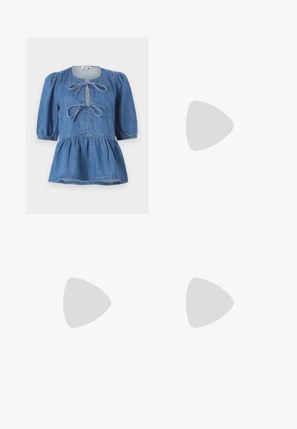 Denim peplum vrh s kratkimi napihnjenimi rokavi, okroglim izrezom z dvema mašnama in nabranim pasom za razširjen silhuet.; Klasične modre jeans hlače s ravnim krojem, petimi žepi in gumbom za zapiranje. Imajo srednje pranje in trdno teksturo.; Bela usnjena tenisača z bež semiš poudarki, perforiranim prednjim delom, ravnimi vezalkami in strukturiranim kremnim podplatom. Ima diskretno blagovno znamko na peti.; Torba z vzorom kače s ukrivljenim ročajem. Narejena iz teksturiranih, bež in rjavih materialov, ki imajo značilen diamante vzorec.