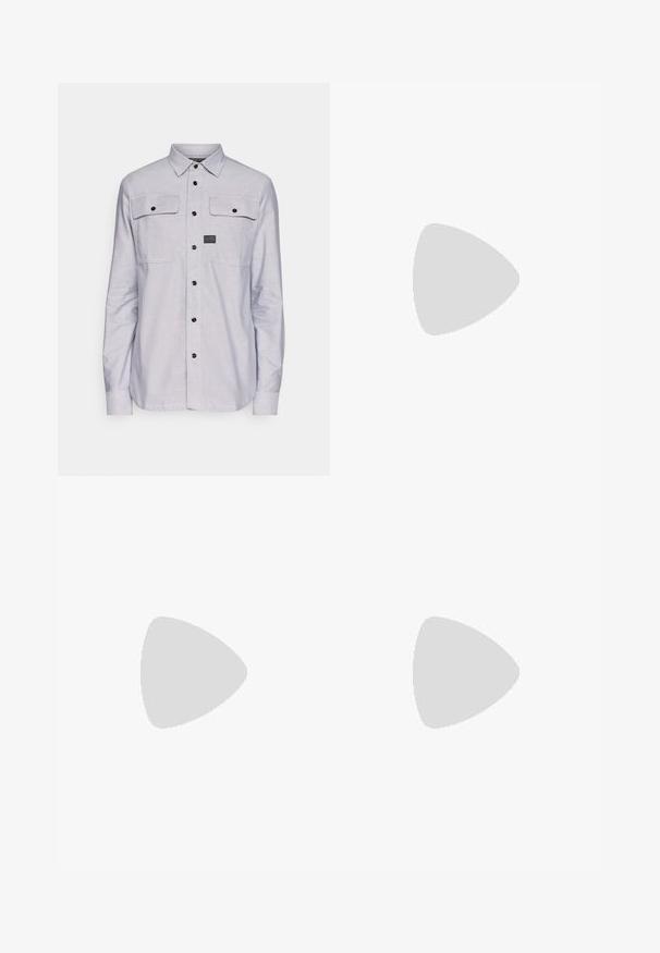 G-STAR REGULAR SHIRT - Marškiniai - correct grey/white oxford; Pilkos pritaikytos kelnės, pagamintos iš tekstūruoto audinio, su tiesiais keliamos dizainu, priekinėmis klostėmis ir standartiniu juosmeniu su diržo kilpomis.; Pilki zomšiniai sportbačiai su baltais dryžiais, apvaliu priekiu ir guminiais padais. Yra perforacijos šone ir tekstūruotas kulno juostos elementas.; Baltos perlų kaklo vėrinys su glotnia tekstūra, su sidabriniu užsegimu, ant kurio išgraviruotas žodis "HUGO". Vienodai dydžio perlai klasikiniame dizaine.