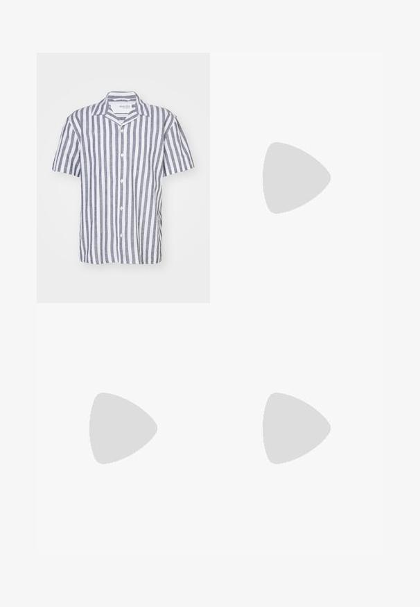 Selected Homme SLHRELAXSUN SHIRT RESORT - Camicia - sky captain; Maglietta bianca in cotone con maniche corte, scollatura rotonda, vestibilità comoda e senza loghi o motivi visibili. Texture liscia e design minimale.; Pantaloncini a coste di un verde scuro, con cintura elastica e laccio. Una vestibilità ampia aumenta il comfort e la mobilità.; Scarpe sportive con tomaia in pelle bianca, punta in suede grigia e tre strisce nere. Presentano un logo blu sulla linguetta e una suola in gomma testurizzata.; Borsa a tracolla nera con un compartimento principale con zip, tasca frontale, tracolla regolabile e una patch del logo visibile sul risvolto.