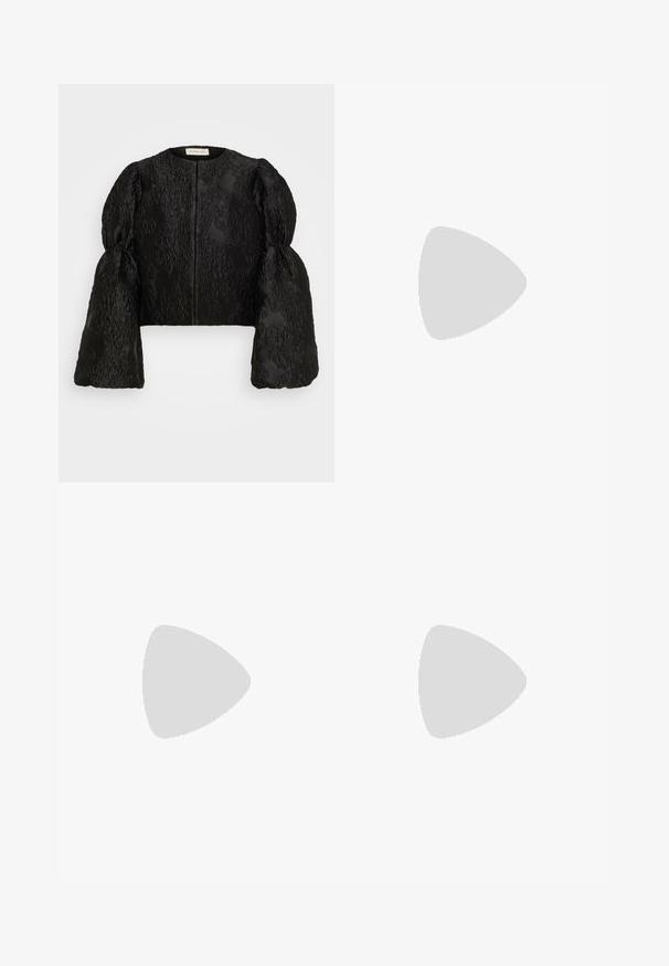 Malina ZOEY DOUBLE POUF SLEEVE  - Blúzka - black; Bershka WIDE-LEG - Široké nohavice - black; Čierne šľapky s dvoma zlatými prackami, hladký textúrovaný materiál, plochá podrážka a minimalistický dizajn.; Čierna laková kožená kabelka s ohnutým tvarom, jedným ramenným popruhom, prednými vreckami a striebornými kovovými doplnkami.