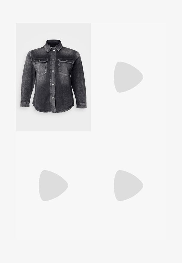 Melna džinsa jaka ar pogu aizdari priekšā, divām krūšu kabatām un klasisku apkakli. Audumam ir izbalējis, teksturēts apdare.; Baltas, piegriezts bikses ar augstu jostu, dubultām priekšējām krokām un platajām kājām ar salocītām malām. Izgatavotas no gludas, strukturētas auduma.; Tumši zili zamšādas kurpes ar norādītu degunu un vidēja augstuma blokveida papēdi. Gluda tekstūra ar smalku spīdumu un nelielu izgriezumu priekšā.; Melnas ādas crossbody soma ar zelta toņa metāla akcentu un regulējamu siksnu, kurai ir gluda tekstūra un izliekta forma.