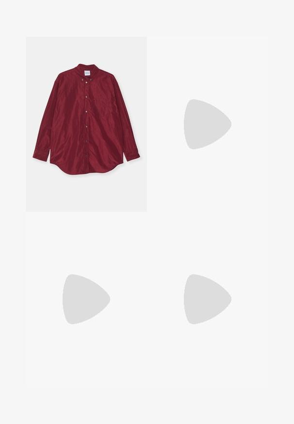 Camicia bordeaux a maniche lunghe realizzata in tessuto morbido. Dotata di un colletto a punta, tasca frontale e una leggera lucentezza. I bottoni sono di colore argento.; Pantaloni neri a gamba larga con righe verticali blu, caratterizzati da un classico design a cinque tasche e una chiusura frontale con bottone.; Sandali neri in pelle con dettagli in oro, caratterizzati da più cinghie e una suola piatta per un design open-toe.; Borsa a spalla in pelle nera con una texture liscia, dotata di una sottile tracolla lunga e di un sottile dettaglio cucito al centro.