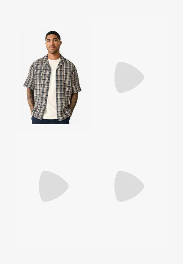 Kortærmet skjorte med et marineblåt, cremefarvet og rustfarvet plaidmønster, lavet af vævet stof med en afslappet pasform og åben krave.; Hvid kortærmet t-shirt lavet af blød bomuld. Rund hals design med en afslappet pasform og ingen synlige logoer eller mønstre.; Lysblå denim jeans med lige ben, fem lomme-designet og et synligt mærkeetiket ved taljen.; Beige ruskind sneakers med et syet design, lys gummisål og brune læderdetaljer på hælen og logoet.