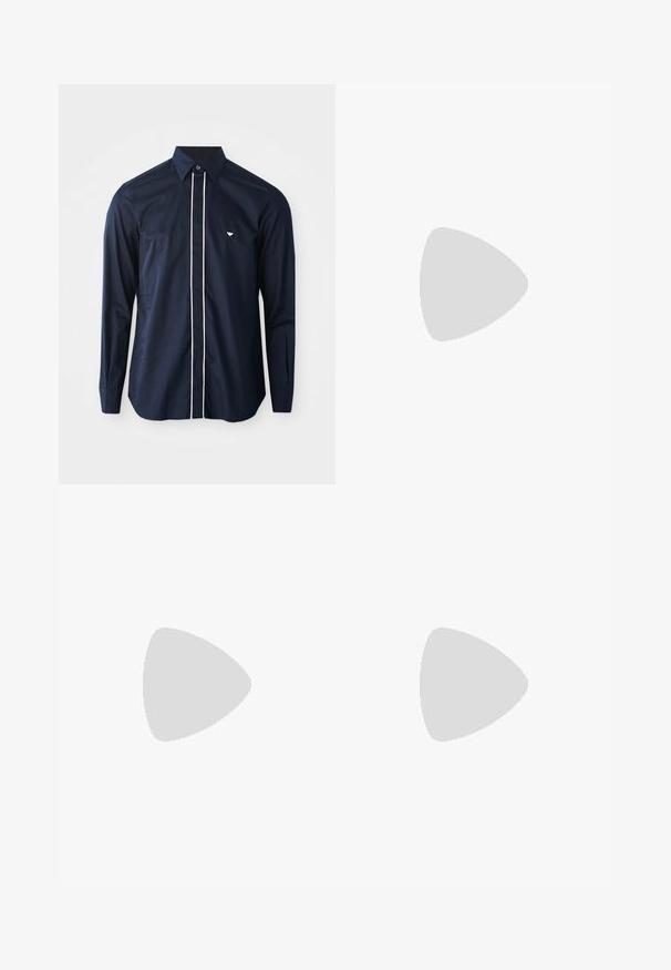 Tengerészkék, hosszú ujjú pamut ing klasszikus gallérral, fehér szegéllyel az elején és egy kis logóval a bal mellen.; Fekete, egyenes szárú nadrág sima anyagból. Standard derékpánttal rendelkezik, és nincsenek látható minták vagy díszítések.; Fekete bőr sportcipő alacsony profilú, lekerekített orral és fűzős záródással; texturált gumitalppal és logó részlettel a saroknál.; Fekete bőr keresztpántos táska cipzáras rekesszel, logó részlettel és márkázott állítható pánttal. Egy texturált tengerészkék pulóver mellett viselve.