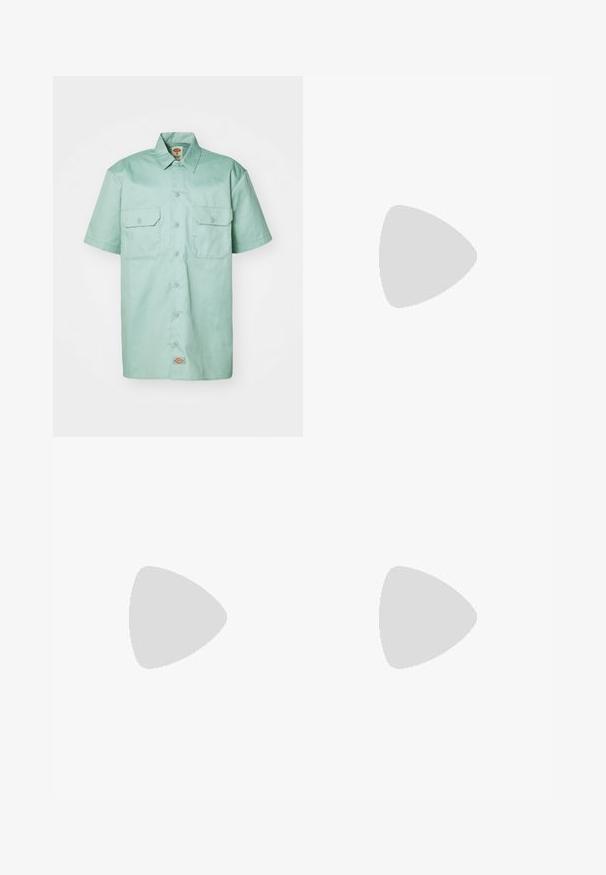 Trumpai rankovėmis šviesiai mėtos spalvos marškiniai, pagaminti iš medvilnės. Yra mygtukų užsegimas priekyje, dvi krūtinės kišenės ir logotipas netoli apvado.; Balta medvilninė marškinėlių užsagėlė su trumpomis rankovėmis, apvaliu kaklu, laisva forma ir be matomų logotipų ar raštų. Lygi tekstūra ir minimalus dizainas.; Kaki kelnes su tiesaus kirpimo dizainu, pagamintos iš tvirto audinio, turinčios glotnų paviršių ir dviem klostėmis priekyje, kad būtų pridėta detalių.; Baltos odinės sportinės bateliai su juodu Nike ženklų, plokščiomis raišteliais ir tekstūruotu guminiais padu. Suapvalintas pirštas ir paminkštintas apykaklė patogumui.; Juodos stačiakampės saulės akiniai su tamsiais lęšiais. Plastikinis rėmas su blizgiu paviršiumi, turintis plačią tiltelio dalį ir šiek tiek siaurėjančius šonus.