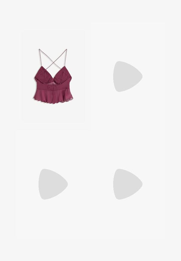 Bordeaux strappy top met een uitlopende zoom, voorzien van een losse, transparante overlay en een strikdetail aan de voorkant voor een verstelbare pasvorm.; Lichtblauwe, wijde spijkerbroek van denim. Heeft een klassieke vijf-pocketontwerp met een knoop- en ritssluiting.; Bordeaux lakleren slingback schoen met een spitse neus, twee platte banden met gouden gespen en een kleine hak.; Bordeaux leren handtas met een zacht, gegathered ontwerp en een ronde vorm. De handgreep is stevig bevestigd en toont een gladde textuur.
