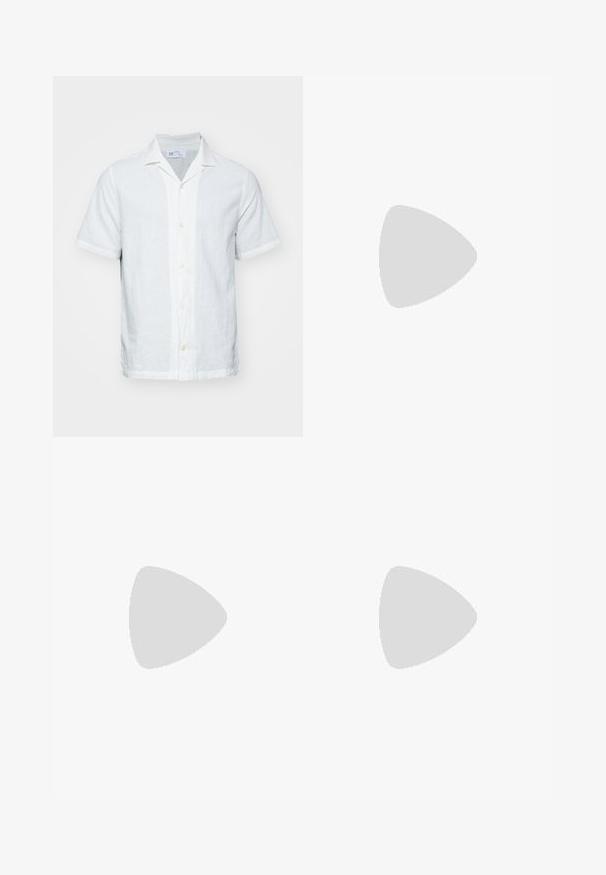 Camicia in lino a maniche corte di un bianco chiaro, con colletto, chiusura con bottoni e una leggera texture. Presenta un orlo dritto e maniche arrotolate.; Pantaloni verde oliva chiaro realizzati in tessuto misto cotone, con una vita elasticizzata e cordoncino, e due ampie tasche laterali.; Sneaker nere in tela con dettagli marroni, suole in gomma bianca e lacci marroni, abbinate a jeans dritti azzurri. Sfondo in legno.; Occhiali da sole neri rettangolari con lenti scure. Montatura in plastica spessa e liscia con finitura leggermente lucida e tempie dritte.