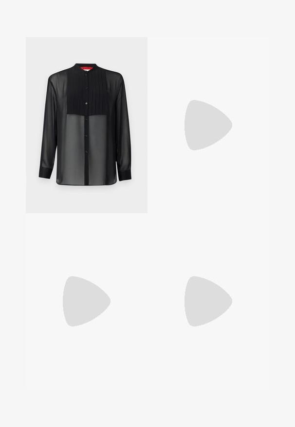Zwarte langelijngshirt met een doorschijnende stof en een geplooide voorkant. Heeft een Mandarin-kraag en knoopsluiting aan de voorkant.; Gehaakte witte midi rok met een textuurpatroon met verticale lijnen en uitsparingen nabij de zoom. Elastische tailleband. Zacht materiaal.; Zwarte leren ballerina met een ronde neus, gladde textuur, minimale stikdetails en een flexibele zoolontwerp.; Bruine leren handtas met een klep sluiting, gouden hardware, een schouderband en een gladde textuur. Compact rechthoekige vorm.