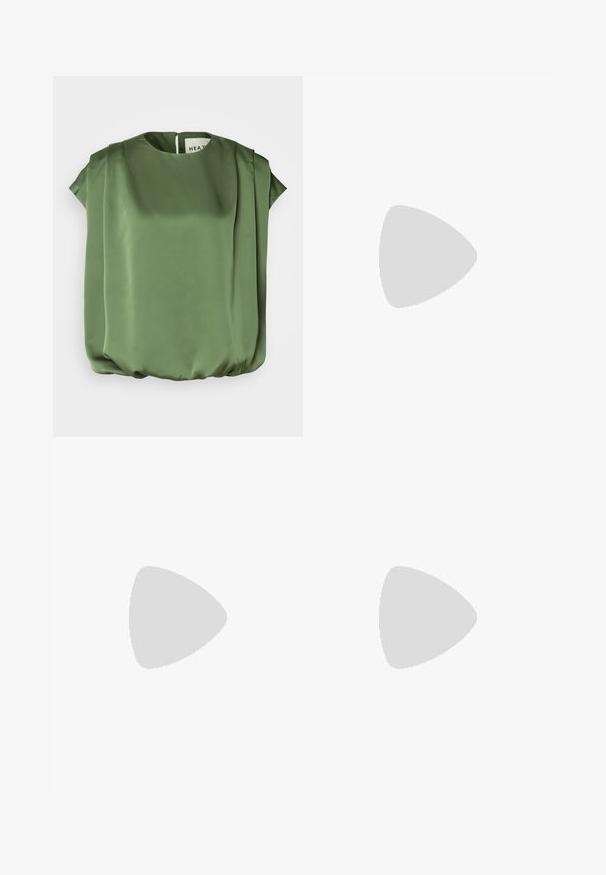 Heathe ABIOYE BUBBLE - Bluse - green; Schwarze weit geschnittene Hosen mit glatter Textur, hoher Taille und klarem Design. Keine sichtbaren Taschen oder Verzierungen.; Schwarze Leder-Ankle-Boots mit spitzer Zehenform, klobigem quadratischem Absatz und schlankem Design. Verfügt über elastische seitliche Einsätze für leichtes An- und Ausziehen.; Goldene Creolen mit einer strukturierten, unregelmäßigen Form. Sie verfügen über einen nahtlosen Verschluss und eine polierte Oberflächenbehandlung, die ein modernes Design betont.