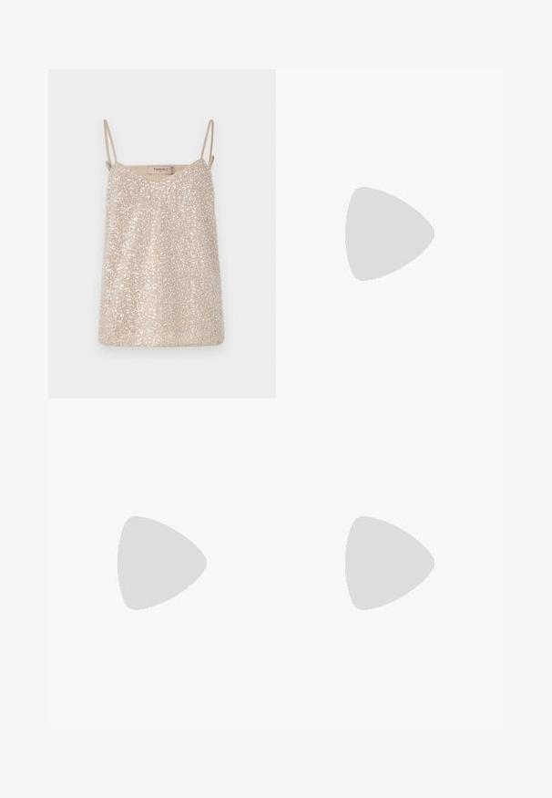 Beiges Pailletten-Cami-Top mit dünnen Trägern, ausgestattet mit einem V-Ausschnitt und einer weichen, glatten Textur. Das Etikett trägt die Aufschrift "TWINSET."; Schwarze weitgeschnittene Hose aus Baumwolle, mit hoher Taille, großen Seitentaschen und einem taillierten Bund mit silbernen Hardware-Akzenten.; Schwarze Leder-Sandalen mit hohen Absätzen, schlankem, gebogenem Absatz und gekreuztem Riemendesign. Verstellbarer Knöchelriemen. Glatte Textur.; Schwarze Leder-Schultertasche mit glatter Textur, geschwungener Silhouette und goldfarbenen Hardware-Akzenten. Mit geprägtem Markenlogo an der Basis.