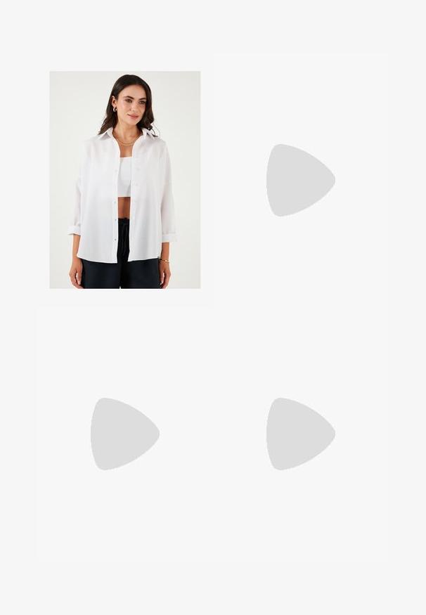 Camicia bianca con bottoni realizzata in tessuto leggero, con colletto classico, maniche lunghe arrotolate e vestibilità rilassata.; Una gonna al ginocchio in un tessuto leggero con un motivo astratto beige, marrone e verde. Presenta una vita aderente e un design fluido.; Sandal con tacco alto in suede rosa, con tacco a blocco, punta aperta e cinturino alla caviglia con dettaglio in oro. Fascia frontale piatta.; Borsa a spalla in finta pelle marrone con forma curvata, cuciture minime e un accento in metallo dorato. Presenta una chiusura con zip superiore e una tracolla regolabile.