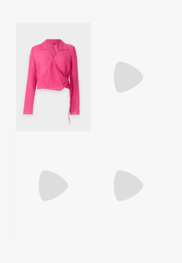 Blusa avvolgente rosa con maniche lunghe, colletto, tessuto testurizzato e lacci laterali regolabili per una vestibilità perfetta. Presenta un profondo scollo a V e una lunghezza cropped.; Pantaloni neri su misura con un design a gamba dritta, caratterizzati da una texture liscia e pieghe ben definite sul davanti. Senza hardware visibile.; Sandali neri con tacco, caratterizzati da un design a cinturino sottile, punta quadrata e tacco medio a blocco. Realizzati in pelle liscia con una finitura opaca.; Borsa a mano in pelle nera con un design strutturato, caratterizzata da una forma corta, manico superiore e accessori in metallo dorato. Inclusa tracolla regolabile.