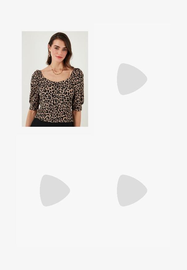 Leopardimustriga pluus lühikeste puhvvarrukatega, ruudukujuline kaelus ja tekstureeritud kangas beeži ja musta tooni.; Mustad laiad püksid kõrge vöökoha ja nööpdetailidega vööandil, esikortsudega.; Mustad nahast kõrge kontsaga mokassiinid, millel on ümar varvas, paksem konts ja kuldse tooni detailline aksessuaar esirihmal.; Must mustaga musta nahast, millel on kaks pikka kanda, sile tekstuur ja struktureeritud kuju. Esipoolsel on lisakoti jaoks tasku.