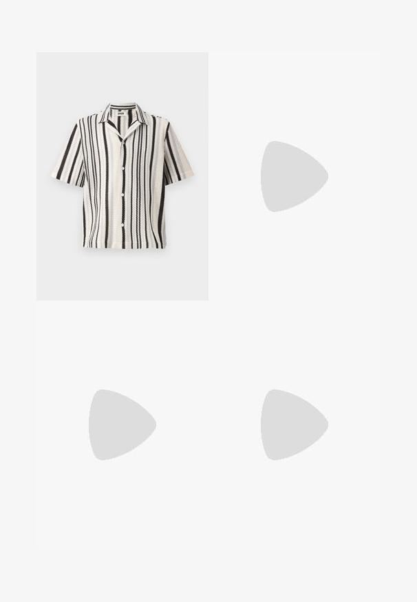 Cămașă cu mânecă scurtă, cu o textură țesută, având dungi verticale alternante negre și albe și o guler standard. Închidere frontală cu cinci nasturi.; Pantaloni bej cu croi drept, dotati cu un singur nasture negru, bucle pentru centură și buzunare laterale. Textură de țesătură netedă și design minimal.; Mocasini slip-on din suede maro închis, cu vârf cusut, talpă din cauciuc de profil redus și accente texturate pe partea superioară.; Ochelari de soare aviator din metal aurit, cu lentile mari de culoare verde închis, având un cadru subțire și pernițe nazale transparente pentru confort.