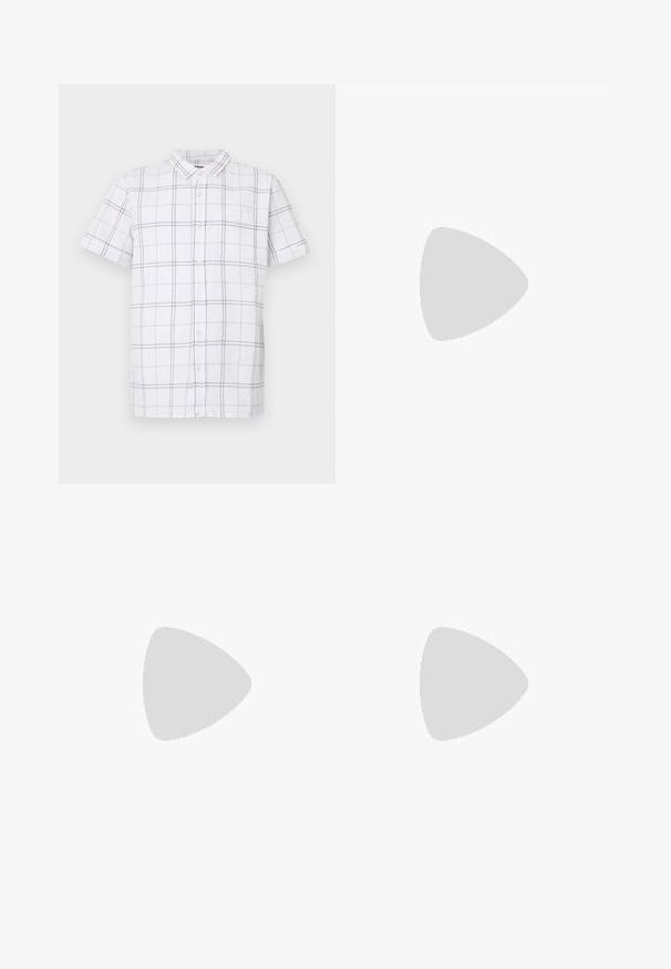 Camisa de botão de manga curta em tecido branco com padrão de grelha preta; apresenta colarinho, bolso de pala e textura na superfície.; T-shirt azul marinho de manga curta, feito de tecido suave, apresenta um colarinho redondo clássico e um corte descontraído, sem padrões ou realces visíveis.; Calças verde-oliva claras feitas de um tecido de algodão misto, com um cós elástico com cordão e dois bolsos laterais grandes.; Sapatilha com parte superior em malha azul-marinho, detalhes em camurça cinza, sola de borracha branca e atacadores brancos planos, projetada para conforto e respirabilidade.