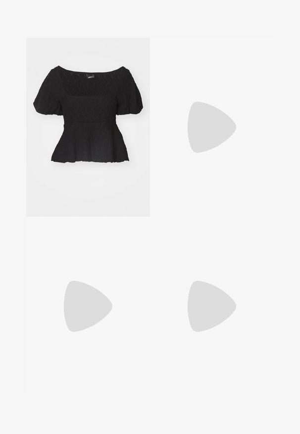 Top peplum nero con maniche corte a sbuffo, superficie testurizzata e ampio scollo quadrato,realizzato in materiale leggero.; Jeans a gamba larga di colore azzurro chiaro, realizzati in denim. Presentano un alto punto vita, design a cinque tasche e chiusura con bottone. Taglio dritto con orlo pulito.; Sneaker alta nera in tela con occhielli e lacci bianchi e suola in gomma. Presenta un punta testurizzata e accenti a strisce bianche e nere.; Borsa a spalla nera in materiale sintetico con silhouette curvilinea, finitura testurizzata, logo triangolare dorato e dettagli in metallo removibili.