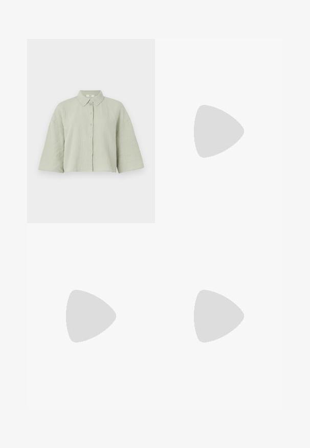 Camicia verde chiaro a maniche corte con bottoni, realizzata in tessuto testurizzato, caratterizzata da un colletto a punta e una vestibilità morbida con orlo dritto.; Pantaloni in denim a gamba larga con una sfumatura che va dal blu chiaro al blu scuro, vita alta, passanti per cintura e una cintura in tessuto coordinato. Finitura in denim strutturato.; Pump in pelle nera con punta affusolata, cinturino alla caviglia e tacco spesso. Texture piatta, design elegante ed estetica minimalista.; Borsa a tracolla nera in pelle con una forma curva, manico rimovibile e accessori dorati. La borsa presenta una patta con un dettaglio a fibbia.