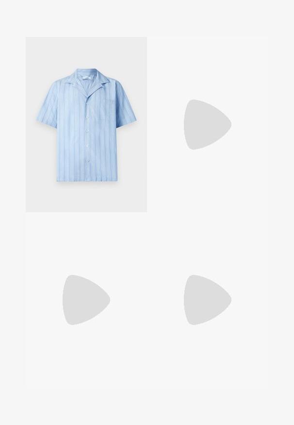 Šviesiai mėlyna, trumpomis rankovėmis marškiniai su vertikaliomis baltomis juostelėmis, mygtukų užsegimu ir krūtine kišene. Pagaminta iš lygios, lengvos medžiagos.; Rudos, aukšto liemens kelnes, pagamintas iš tekstūruotos medžiagos. Plati kojos, dvi priekinės klostės struktūrai. Tvarkingas apdailos darbai, be matomų detalių.; Juodos odinės loafers, turinčios lygų paviršių, apvalią noselę ir dekoratyvinę juostą per priekinę dalį. Žemas krentantis kulnas, minimalistinis dizainas.; Juodas odinis per petį nešiojamas krepšys su užtrauktuku ant priekio, iškilminiu logotipu ir reguliuojama juosta. Lygi tekstūra su struktūrizuota forma.