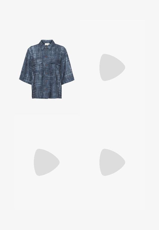 Gestuz DEMIA - Camicia - dark blue; Gonna bianca lunga fino alla caviglia con vita elastica, realizzata in tessuto leggero con una texture liscia e una silhouette fluida.; Mocassino in pelle nera con silhouette curva, fascetta decorativa, cuciture texture e suola in gomma piatta. Finitura liscia e design elegante.; Occhiali da sole marroni con una montatura geometrica, caratterizzati da lenti marroni intense e sottili accenti in metallo sulle aste, su uno sfondo neutro.