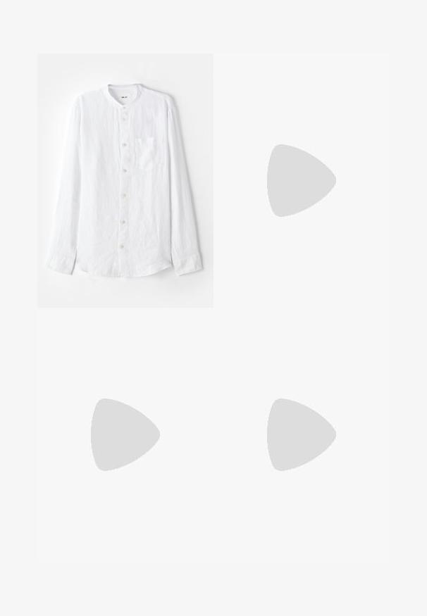 Camicia bianca a maniche lunghe realizzata in tessuto testurizzato, con colletto a fascia, chiusura con bottoni, taschino sul petto e bottoni silver.; Pantaloni bianchi, larghi e realizzati in tessuto leggero. Presentano un elastico in vita con cordino e due tasche laterali.; Infradito neri con cinturini texturizzati, suola piatta e bordo seghettato. Realizzati in gomma con una finitura liscia e un design minimalista.; Occhiali da sole in plastica nera con lenti verdi, montatura quadrata, dettaglio argento sulla parte superiore e steli con texture. Marchio indicato sulla parte interna dello stelo.; Bracciale nero con perline caratterizzato da due fili di perline opache con un accentuato metallo rettangolare. Texture liscia, forma uniforme, design minimalista.