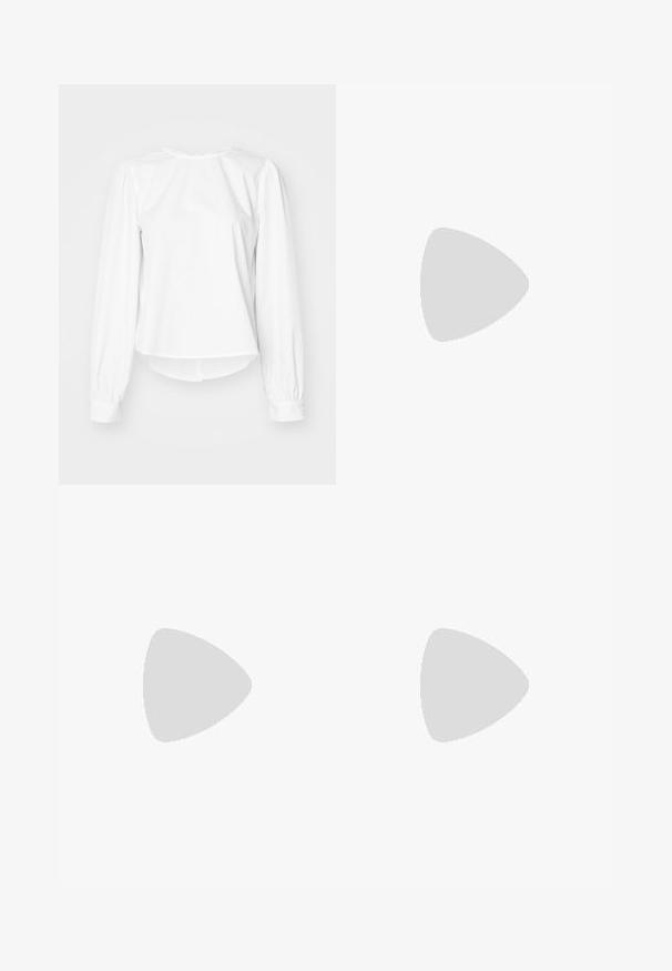 Blusa bianca a maniche lunghe con una vestibilità rilassata, caratterizzata da maniche a sbuffo, scollo rotondo e polsini con bottoni. Tessuto liscio e croccante.; Pantaloni a gamba larga in denim scuro, con un alto punto vita, pieghe frontali e una texture liscia. L'orlo è dritto senza ulteriori dettagli.; Ballerine in rete rossa con punta affusolata, dotate di una sottile cinghia e dettaglio a fibbia. La parte superiore presenta un motivo aperto a nido d'ape.; Set di otto orecchini in metallo nei toni dell'argento e dell'oro. Include vari stili di cerchi, texture e finiture, disposti per dimensione.