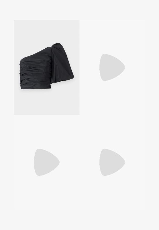 Top nero a spalla unica con tessuto arricciato, caratterizzato da un design strutturato e una finitura testurizzata. Materiale morbido e leggero con un aspetto liscio.; Pantaloni a gamba larga in un tessuto grigio chiaro, testurizzato con una finitura liscia. Caratterizzati da una chiusura con bottone e un design a cinque tasche.; Scarpa nera in pelle con tacco alto, punta affusolata, cinturino alla caviglia e tacco sottile. Texture liscia con un accento dorato alla base del tacco.; Samsøe Samsøe JENNIE TOTE BAG  - Shopping bag - dark brown