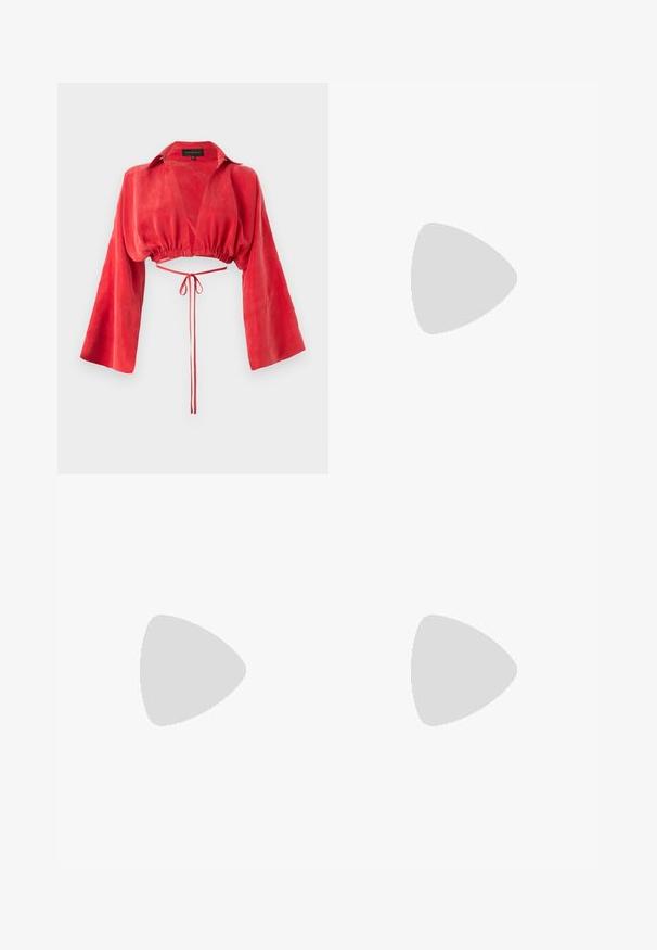 Blouse rouge courte en tissu lisse, avec un décolleté en V, de longues manches larges, et une taille cintrée avec un détail de lien à l'arrière.; Jupe midi en tricot blanche présentant un motif texturé avec des lignes verticales et des découpes près de l'ourlet. Taille élastique. Matériau doux.; Ballerines en cuir noir avec un bout rond, texture lisse, détails de couture minimalistes et design de semelle flexible.; Won Hundred MARSIELLE COMPUTER BAG UNISEX - Sac ordinateur - black