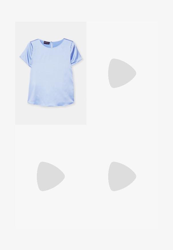 Emporio Armani Camicetta - sky blue; Gonna avvolgente beige con chiusura laterale a bottoni, tessuto solido, linee pulite e una consistenza liscia, progettata per una silhouette aderente.; Sandalo in pelle nera con punta quadrata, cinturini sottili, cinturino alla caviglia regolabile e tacco basso. Presenta un piccolo accento dorato sul cinturino.; Borsa in pelle nera con incisione a forma di coccodrillo, dal design strutturato, dotata di manico superiore, tracolla regolabile e un evidente dettaglio logo frontale.
