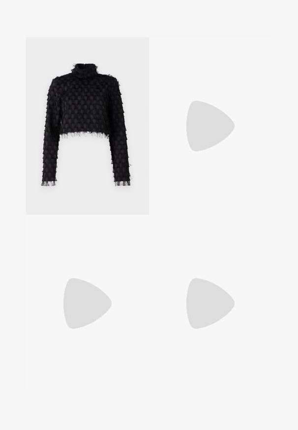 Musthave mustkas, millel on kõrge kaelus, tekstuuriga muster ja pikad varrukad, mille äärtel on üles ykene detail.; Beezid laiad püksid, millel on kõrge vöökoht, viis taskut ja kontrastõmblused lisadetailideks. Puuvillane kangas, millel on sile tekstuur.; Mustmust musta kõrge kontsaga king, millel on terav varvas, sile tekstuur ja kitsenev konts. Minimalistlik disain, ilma täiendavate kaunistusteta.; Valge nahast käekott, millel on kumer kuju, esiküljel on reljeefne "CK" logo ja üks õlavarre rihm. Ülemine tõmblukkuu.