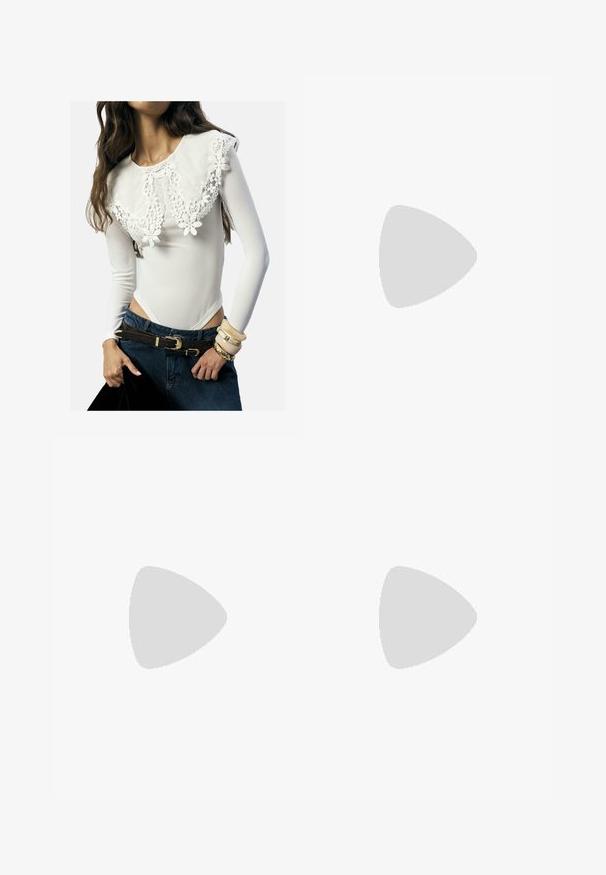 Witte lange mouwen bodysuit met kant bloemen details op de kraag; gecombineerd met donkerdenim jeans en gelaagde armbanden in neutrale tinten.; Beige wijde broek gemaakt van een gladde stof met een strakke silhouet, met een platte voorkant en een discrete taillebandsluiting.; Bruine suède instapschoen met een rood en crèmekleurig patroon aan de rand, een gestructureerde zool en het UGG-logo aan de zijkant. Heeft een lichte platformhoogte.; Duidelijke rechthoekige zonnebril met doorzichtige monturen, lichtgroene lenzen en subtiele details op de veren. Lichtgewicht ontwerp, modern model.; Zwarte leren clutch met een gestructureerd oppervlak, kettingband en gestifte details langs de onderkant. Rechthoekige vorm met een ritscompartiment.