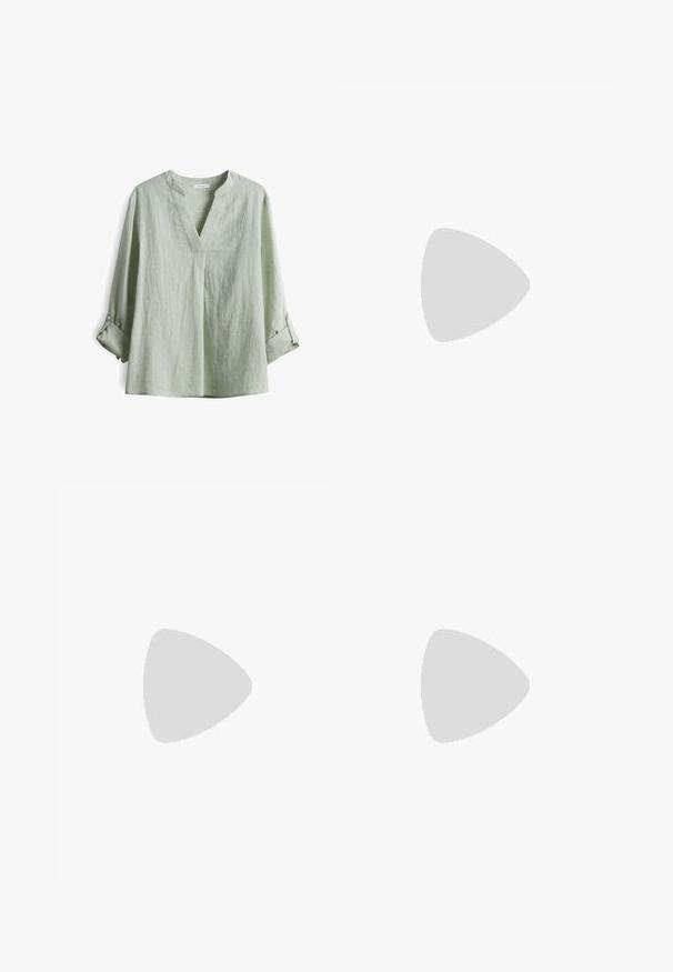 Blusa in lino verde chiaro con scollo a V, maniche lunghe arrotolate e dettagli con bottoni. Tessuto strutturato con una vestibilità rilassata.; Pantaloni neri a gamba larga realizzati in tessuto leggero, con vita elastica e cordoncino di regolazione. Texture liscia, senza pattern o accessori visibili.; Sneaker Adidas Superstar low-top in pelle marrone scuro con punta a conchiglia crema, strisce bianche e scritta "Superstar" sul lato.; Borsa tote in pelle marrone con texture liscia, design con apertura superiore e due spallacci. Presenta cuciture minime e nessun hardware visibile.
