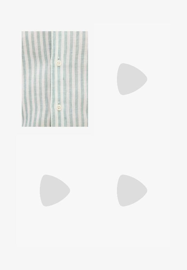 Randig skjorta med ljusblå och vita vertikala ränder, gjord av ett lätt tyg, med en synlig vit knapp och sömnadsdetaljer.; Vit bomulls t-shirt med korta ärmar, rundad halsringning och subtil Levi's-logotyp tryckt i mitten. Mjuk textur och standard passform.; Svarta shorts med elastisk midja och justerbar dragsko. Tillverkade av ett mjukt tyg, med en lös passform och utan synliga mönster.; Svart läderstående känga med rund tå, kraftiga snörningar, vadderad krage och en kontrasterande brun och svart lager-sula. Texturerad övre del.