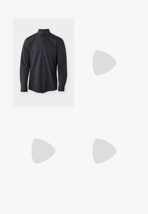 Camisa de manga larga de botones en azul marino con un patrón texturizado, que cuenta con un cuello clásico y botones negros en la parte delantera.; Pantalones negros de tela suave, con cierre de botón en la parte delantera, piernas rectas y sin bolsillos ni patrones visibles.; Mocasines de cuero negro con puntera redondeada, detalle de costura elevada en el empeine y suela de goma plana. Textura suave, diseño clásico.; Maletín de cuero negro marino con dos asas superiores y una correa desmontable. Presenta un acabado texturizado, costura vertical y detalle del logo.