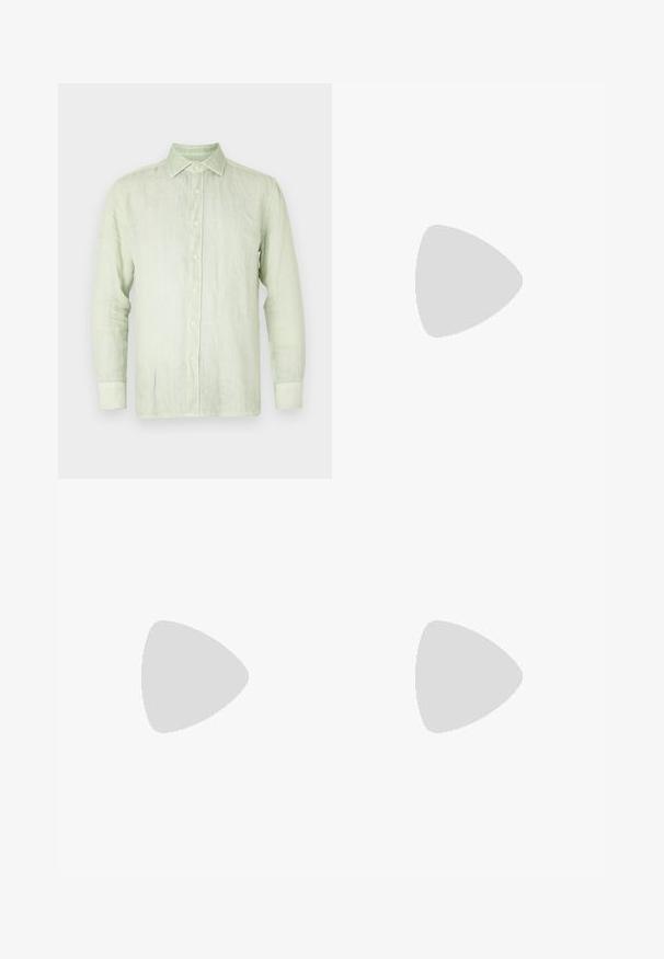 Camisa de lino verde claro con mangas largas, cierre botón y cuello puntiagudo. Presenta botones crema y un ajuste relajado. Textura suave.; Pantalones gris ajustados hechos de una tela texturizada, con dos pliegues frontales y un diseño de pierna recta. Sin bolsillos visibles ni adornos.; Mocasín negro de cuero para hombres con un tacón bajo y un diseño clásico de cinta para monedas, mostrado en perfil lateral sobre un fondo blanco.; Bolso negro con tela texturizada, presenta un parche rojo con el logo, cierre de cremallera y una correa gris con el nombre de la marca en relieve.