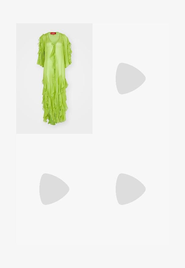 Abito lungo verde lime con dettagli arricciati, scollatura a V e maniche larghe, con chiusura a cravatta davanti. Tessuto leggero e fluido.; Pantaloni cargo in un motivo camouflage verde e beige, caratterizzati da una vestibilità ampia, due tasche laterali e un accento rosa sulla gamba.; Scarpa slingback in pelle verniciata nera con punta affilata, caratterizzata da due grandi fibbie e dettagli con occhielli sui lati. Suola piatta.; Borsa a mano in pelle nera con due manici corti e una tracolla removibile. Presenta una tasca frontale con zip e dettagli in metallo argentato.