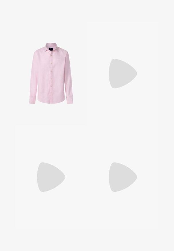 Lichtroze langemouw shirt van linnen, met een knoopsluiting aan de voorkant, een spitse kraag en een afgeronde zoom. De knopen zijn licht van kleur.; Zwarte katoenen t-shirt met een borstprint waarop "HUISPLANTEN" staat in witte stijlvolle letters met daaronder "Levi's". Klassieke ronde hals.; Zwarte pinstripe shorts met plooien, een knoopsluiting en een metalen ringaccent. Glad materiaal met een getailleerde pasvorm en een knie-lange uitstraling.; Bruine suède instappers met een ronde neus, crèmekleurige zool en grijze accenten op de hak. Glad oppervlak, minimale stiksel-detail.