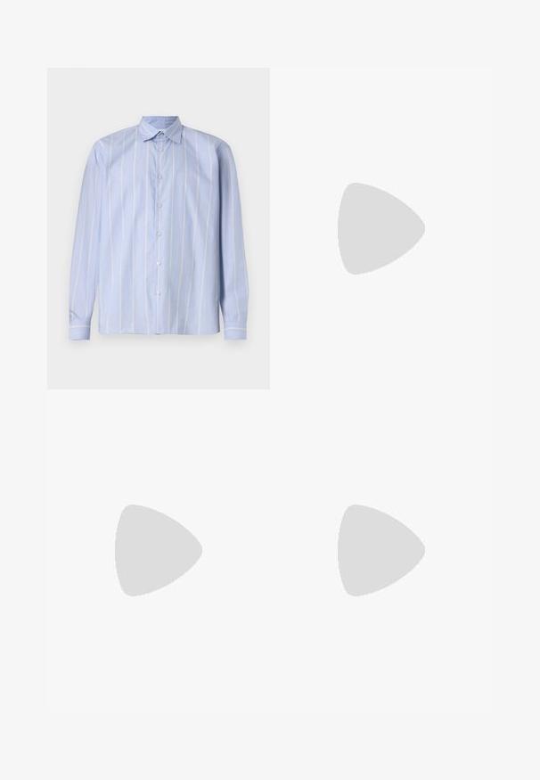 Camisa de manga larga azul clara con Rayas verticales blancas y amarillas. Cuenta con un cuello clásico y cierre de botón completo. Textura de tela suave.; Jean de mezclilla azul claro con diseño de pierna recta, con una cintura de altura media, cinco bolsillos y un cierre de botón y cremallera.; Mocasín de cuero negro con un acento de borlas, que presenta una suela gruesa negra y costuras amarillas a lo largo del borde. Acabado texturizado.; Collar de metal plateado de tres capas que presenta cadenas flexibles y elegantes con un ligero brillo, asegurado con un cierre de langosta y cadena ajustable.