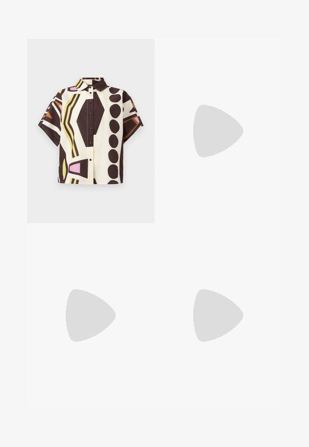 Chemise à manches courtes, col boutonné, en coton, avec un motif géométrique en marron, crème, rose et vert, ornée de boutons noirs.; Pantalons à taille élastique en tissu léger, avec un fond crème et de grands motifs géométriques marron, jaune, rose et orange.; Escarpins slingback en cuir verni noir avec un embout pointu, un design à découpes arrondies et un talon carré. Présente un accent de boucle en ton doré.; Grand sac fourre-tout en paille avec un extérieur texturé beige et deux grandes poignées. Présente une sangle en cuir pour la fermeture.