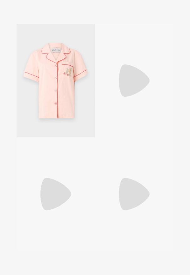 Helmstedt FIONA SHIRT - Pogājama blūze - pink salt; Gai zilas džinsus ar plašu kāju dizainu, kas aprīkoti ar divām priekšējām un divām aizmugurējām kabatām, pabeigti ar neapstrādātu maliņu un pogu aizdari.; Melnas zamšādas potīšu zābaki ar piegulošu kāju daļu, smailu purngalu un zemu bloku papēdi. Gluda tekstūra un minimālistisks dizains, piemērots dažādai stilizācijai.; Melnas lakotas ādas rokassomi ar taisnstūra formu, ķēdes siksnu un izteiksmīgu metāla aksesuāru centrā. Gluda tekstūra.