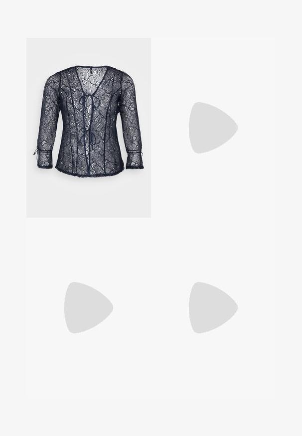 Blouse en dentelle bleu marine avec décolleté en V et manches trois-quarts. Détails à nouer à l'avant et bords festonnés. Légère et transparente.; Jean en denim bleu clair avec une coupe droite, comportant cinq poches, des passants de ceinture et un léger délavage sur le devant.; Baskets en toile bleu clair avec une coque en caoutchouc crème et une semelle extérieure, dotées de lacets blancs et d'une languette au talon.; Sac à main en forme de cœur métallique argenté avec deux anses, une chaîne et une texture lisse. Présente des accessoires en métal et des bords cousus.