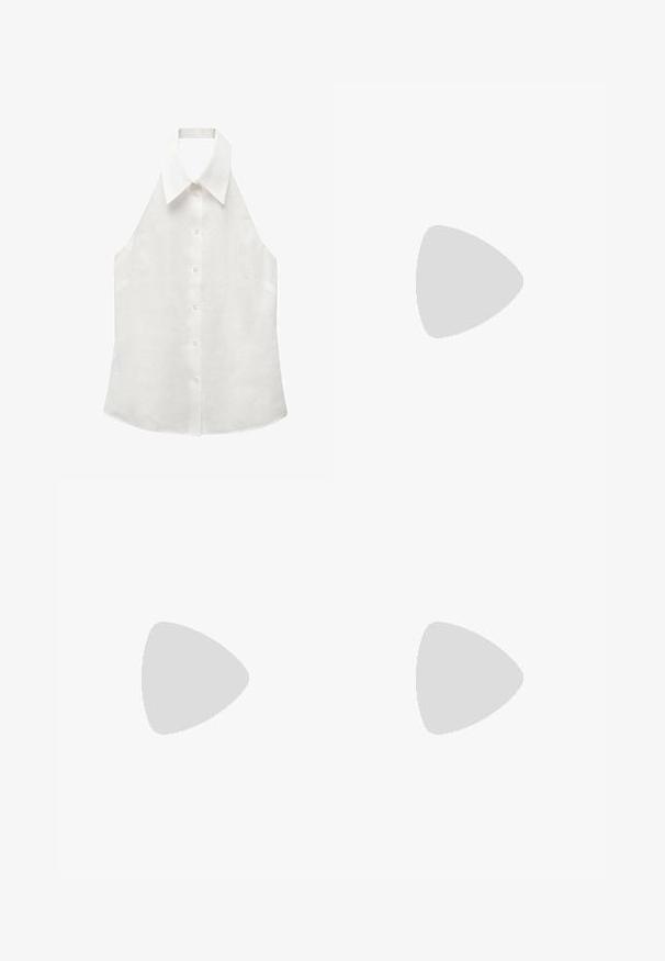 Mango CHIARA - Top - off-white; Čierne nohavice so strihom rovného strihu, s prednými vreckami a bočnými rozparkami na leme. Vyrobené z mäkkej, hladkej tkaniny. Vhodné na rôzne príležitosti.; Čierne ploché sandále s lesklým povrchom, tromi tenkými popruhmi a okrúhlou kovovou ozdobou na prste. Elegantný dizajn s minimálnym podpätkom.; Čierna kožená taška cez rameno s zakriveným tvarom, nastaviteľným popruhom, zlatými kovovými doplnkami a hladkým textúrovaným povrchom.