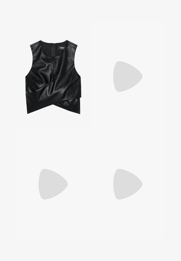 Svart linne utan ärmar gjort av texturerad konstläder, med en böjd halsringning och en vriden framsidesdesign för en strukturerad look.; Vit kortärmad t-shirt i bomull. Har rund halsringning, avslappnad passform och en slät yta. Enkel design utan mönster eller detaljer.; Vita vida jeans i bomull med hög midja, fem fickor och detaljer i mässing. Slät, odistressad yta.; Svarta läderankelstövlar med fyrkantiga tår, kraftiga klackar och slät yta, tillsammans med uppvikta mörkgrå jeans.