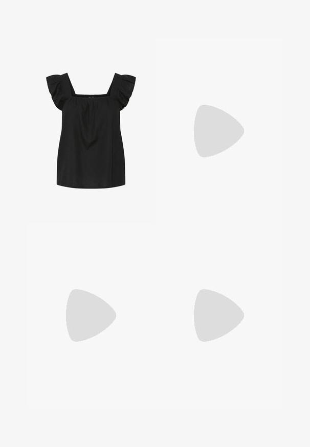 Top nero con scollatura quadrata, maniche corte a volant e dettaglio di tessuto arricciato sul seno. Realizzato in materiale leggero, vestibilità comoda.; Gonna midi nera realizzata in tessuto liscio e leggero. Presenta una linea dritta, senza componenti visibili e un design semplice senza fantasie.; Scarpa flats slingback in pelle nera con punta quadrata, caratterizzate da un bordo lucido in vernice e cinghie regolabili per una calzata sicura.; Borsa nera con forma strutturata, texture liscia e una chiusura metallica. Abbinata a pantaloni neri larghi e sandali open-toe su un pavimento in legno.