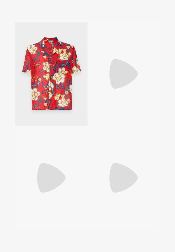 Rød skjorte med korte ærmer, prydet med et blomstermønster i creme, gul og blå, med knaplukning fortil og klassisk kravedesign.; Mørk denim jeans med lige ben-design, der har frontlommer, knaplukning og kontrasterende syninger. Ingen synlige mønstre eller slitage.; Hvide lædersneakers med en glat overflade, rund tå, flade snørebånd og en tekstureret sål. Har et diskret logo på hælen.; Sorte rektangulære solbriller med mørke glas, tyk plastisk ramme, guldtryk på stængerne og brandlogo indgraveret på armen.