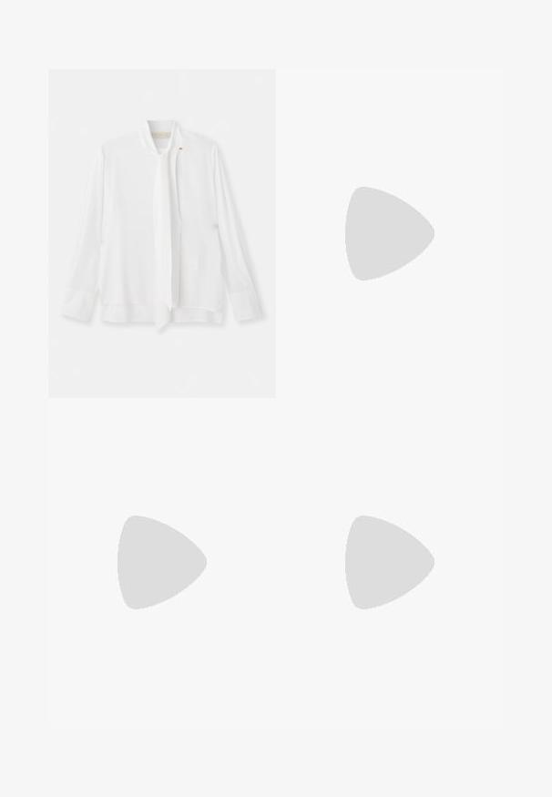 Vanessa Bruno ESTEBAN - Blusa - ecru; Pantalones cortos de algodón blanco con corte recto, que presentan una textura suave, bolsillos traseros y una costura decorativa a lo largo del dobladillo.; Sandalias blancas de goma con un ligero tacón, tiras delgadas y una textura de cuero suave; cuentan con una pequeña hebilla decorativa.; Bolso de cuero marrón con un diseño ondulado, que cuenta con dos acentos circulares dorados y una correa de hombro desmontable para un transporte versátil.