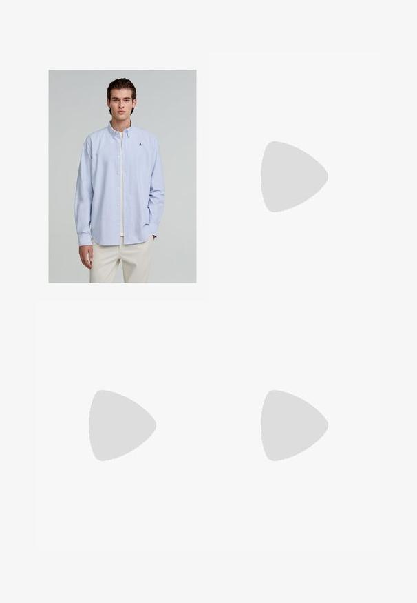 Hellblaue und weiße gestreifte Hemdbluse mit langen Ärmeln; verfügt über einen Kragen und ein kleines gesticktes Logo auf der Brust.; Hellblaue Jeans aus Denim mit einer lässigen Passform, fünf Taschen-Design und verblasster Textur. Der Bund ist mit einem Knopf- und Reißverschluss ausgestattet.; Schwarze Lederloafers mit glatter Oberfläche, abgerundetem Zehenbereich, niedrigem Absatz und dekorativer Naht entlang der Vorderseite. Gummisohle für guten Halt.; Braune, rechteckige Brille mit transparenten Gläsern und lila Tönungen. Glatter Kunststoffrahmen mit geraden Bügeln und dezenten Akzenten.