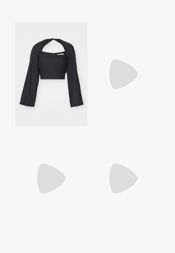 Mustast linast lühikeste varrukatega crop top, millel on ruudukujuline kaelus ja pikad, laiad varrukad. Tagaküljel on ava ja tõmblukk. Sile tekstuur.; Mustad denimist laiad jalad kõrge vöökohaga, viie taskuga disain ja esine nupuga kinnitamine, kus on neli metallnuppu.; Mustad musta värvi kontsaga sandaalid mitme kitsaste rihmaga, slingback disainiga ja hõbedase aktsendiga kontsal. Sile ülemine materjal ja kvartskonts.; Hallitatud hall vest nööpidega, koos valgete laia säärega teksade ja mustade lameda tallaga kingadega. Kaunistatud väikese hõbedase frantsiisiga kotiga.