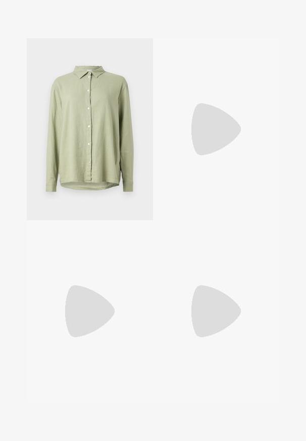 Camisa de linho verde-claro com frente abotoada, colarinho pontiagudo e mangas longas. Apresenta um corte relaxado e bainha curva.; Calças largas e escuras com um cós estruturado e pregas. Feitas de um tecido leve, com uma textura suave e sem padrões visíveis.; Botim de tornozelo em pele sintética preta com bico apontado e salto bloco de altura média. Textura suave e design minimalista.; Óculos de sol pretos em formato de gato com lentes escuras, armações grossas e acentos subtis. Usados com um casaco preto e uma blusa cinza, apresentando cabelo longo e liso.